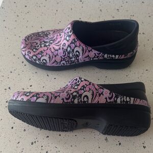 CROCS Dual Comfort NERIA PRO ll Black Paisley Floral Clogs Slip On Shoes Size 11